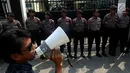 Sejumlah petugas berjaga saat demo warga Pulau Pari di depan Pengadilan Negeri Jakarta Utara, Selasa (8/5). Dalam aksinya mereka menuntut dihentikannya Kriminalisasi terhadap nelayan. (Liputan6.com/Johan Tallo)