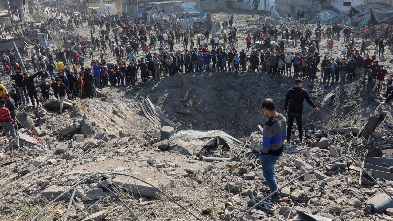 FOTO: Penampakan Kawah Menganga di Tengah Permukiman Warga Jalur Gaza Imbas Serangan Israel