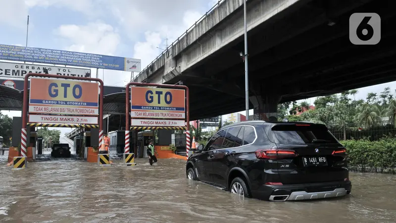 Terendam Banjir, Begini Penembakan Gerbang Tol Cempaka Putih