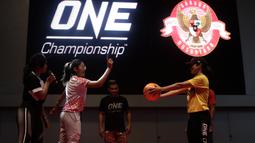 Pesepak bola putri Indonesia, Zahra Muzdalifah, acara meet and greets ONE Championship dan Timnas Indonesia di Gandaria City Mall, Jakarta, Sabtu (25/1). ONE Championship dan PSSI bersinergi untuk pengembangan atlet di Tanah Air. (Bola.com/Yoppy Renato)