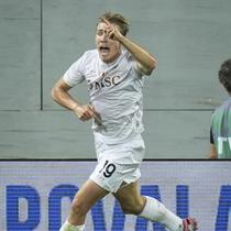 Pemain Napoli, Rasmus Hojlund, merayakan golnya saat menghadapi Fiorentina dalam pertandingan Serie A di Stadion Artemio Franchi, Florence, Italia, Minggu, 14 September 2025. (Massimo Paolone/LaPresse via AP)