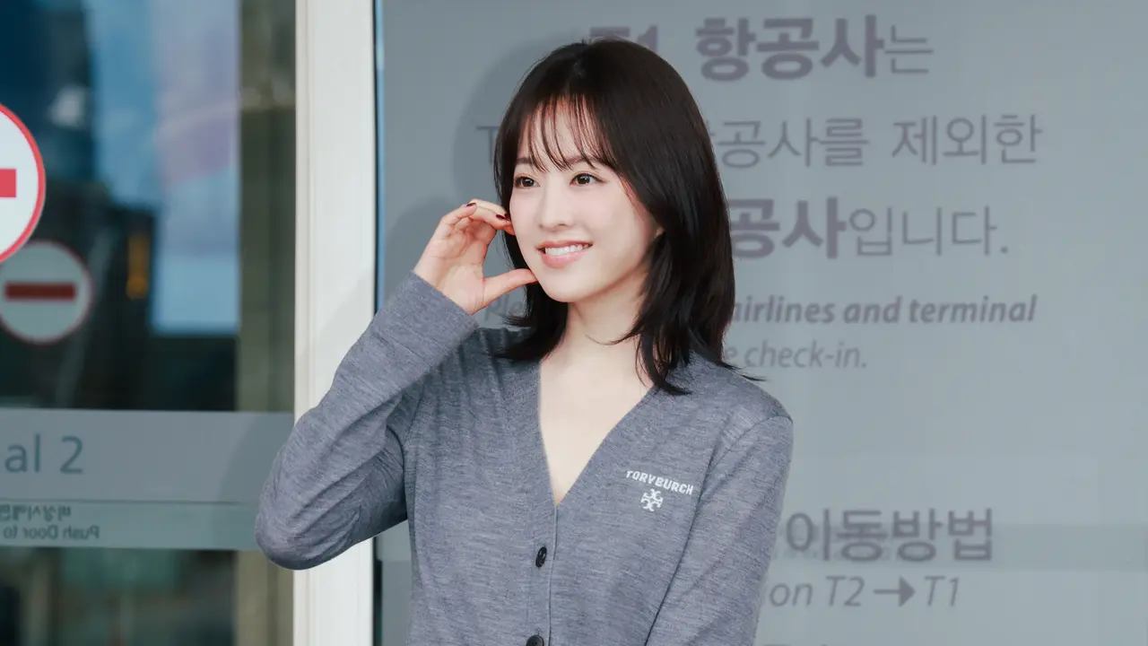 Gaya Kasual Park Bo Young Bak Anak Kuliahan di Opening Store Tory Burch, Jinjing Tas Rp10 Jutaan