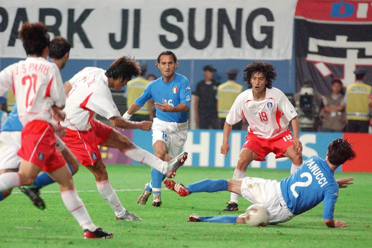 Foto: Momen Kontroversial Wasit Byron Moreno di Piala Dunia 2002, Rugikan Italia namun Jadi Pembuka Jalan Korea Selatan Cetak Sejarah