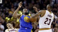 Bintang Golden State Warriors, Kevin Durant (tengah), berduel dengan pemain Cleveland Cavaliers (kanan), pada GIm 2 Final NBA, Rabu (7/6/2017) waktu setempat. (AP Photo/Dejan)