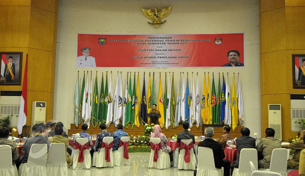 Suasana saat penyerahan Daftar Penduduk Potensial Pemilih Pemilihan (DP4) Pilkada Serentak 2015 di Kemendagri, Jakarta, Rabu (3/6/2015). Penerimaan DP4 menjadi titik tahapan penggunaan anggaran pilkada serentak. (Liputan6.com/Yoppy Renato)