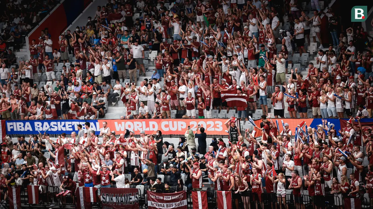 Foto: Pernak-pernik Unik Suporter Latvia pada Laga Perdana Piala Dunia FIBA 2023 di Indonesia
