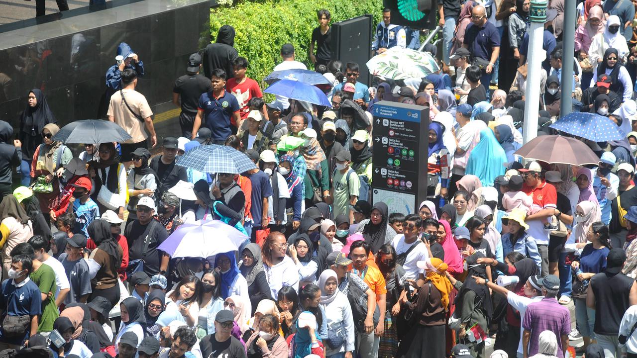 Warga serbu stand UMKM yang ramaikan pesta rakyat Prabowo-Gibran