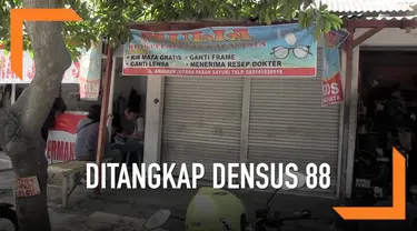 Seorang pedagang kaca mata ditangkap Densus 88 di Madiun, Jawa Timur, karena diduga sebagai teroris. Terduga ditangkap saat akan membuka tokonya.