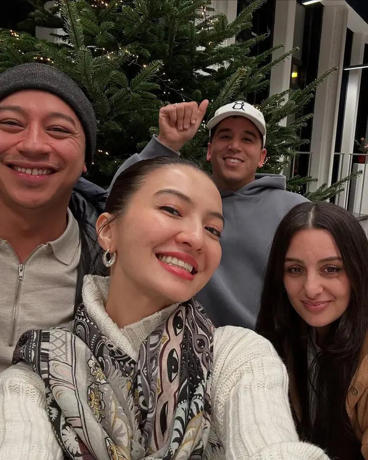 Anti Membosankan, Raline Shah Tampil Modis dengan Outfit Monokrom Saat Liburan di Amsterdam
