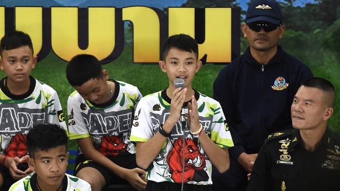 Duangphet Promthep, salah satu dari 12 anak laki-laki dan pelatih sepak bola mereka yang diselamatkan dari gua banjir di Thailand, menceritakan pengalamannya ketika menghadiri konferensi pers di Chiang Rai, Rabu (18/7). (LILLIAN SUWANRUMPHA /AFP)