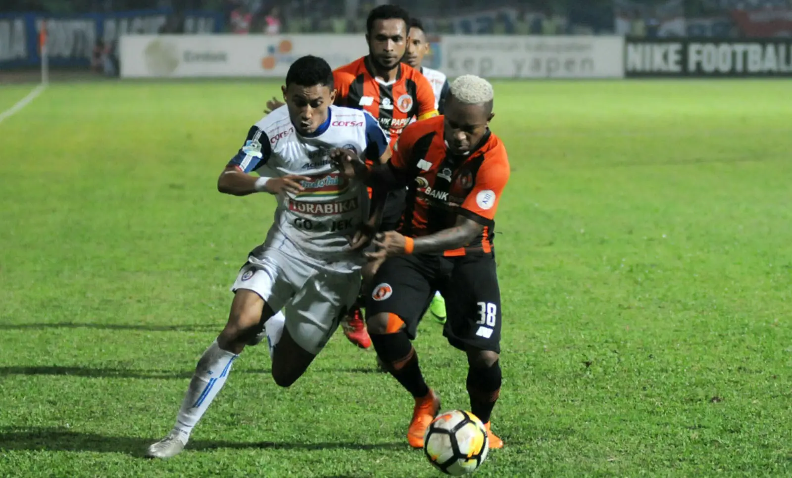 Pemain Arema, Rivaldi Bawuo, dihentikan bek Perseru pada laga di Stadion Gajayana, Malang, Rabu (6/6/2018). (Bola.com/Iwan Setiawan)