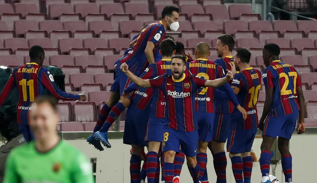 Para pemain Barcelona merayakan gol kedua ke gawang Sevilla yang dicetak bek Gerard Pique dalam laga leg kedua semifinal Copa Del Rey 2020/21 di Camp Nou Stadium, Rabu (3/3/2021). Barcelona menang 3-0 melalui extra time dan lolos ke babak final. (AP/Joan Monfort)