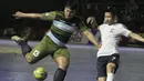 Pemain Adira FC berusaha melepas tendangan saat melawan AFN Bogor pada Grand Final Futsal Battle di Mall Taman Anggrek, Jakarta, Minggu (14/10). Acara kompetisi futsal tahunan ini berlangsung meriah. (Bola.com/Vitalis Yogi Trisna)