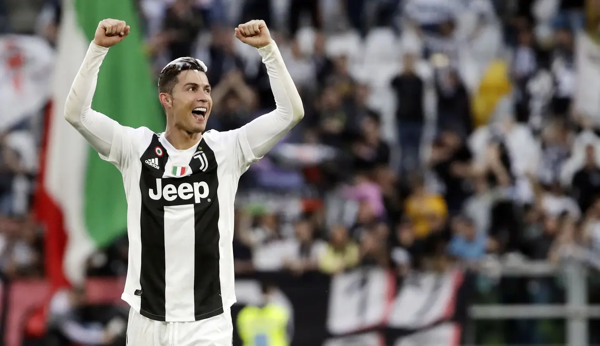 Striker Juventus, Cristiano Ronaldo, melakukan selebrasi usai meraih gelar juara Serie A 2019 di Stadion Juventus, Sabtu (20/4). Juventus menang 2-1 atas Fiorentina. (AP/Luca Bruno)