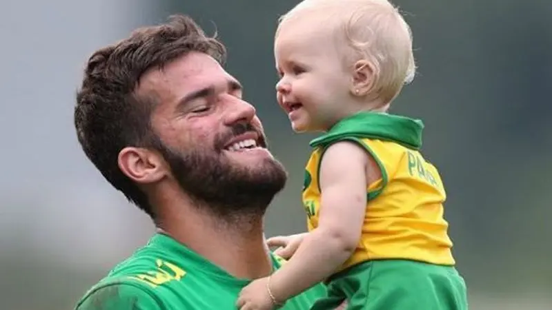 Kiper Timnas Brasil bersama putri cantiknya Helena (Foto: Instagram/@alissonbecker)