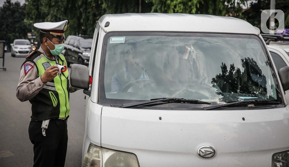 Petugas kepolisian memeriksa kelengkapan surat pengendara di pos cekpoin penyekataan arus mudik di kawasan Pasar Jumat, Kamis (6/5/2021). Penyekatan dan cek poin dilakukan saat penerapan larangan mudik Lebaran 2021 sebagai upaya pencegahan penularan COVID-19. (Liputan6.com/Faizal Fanani)