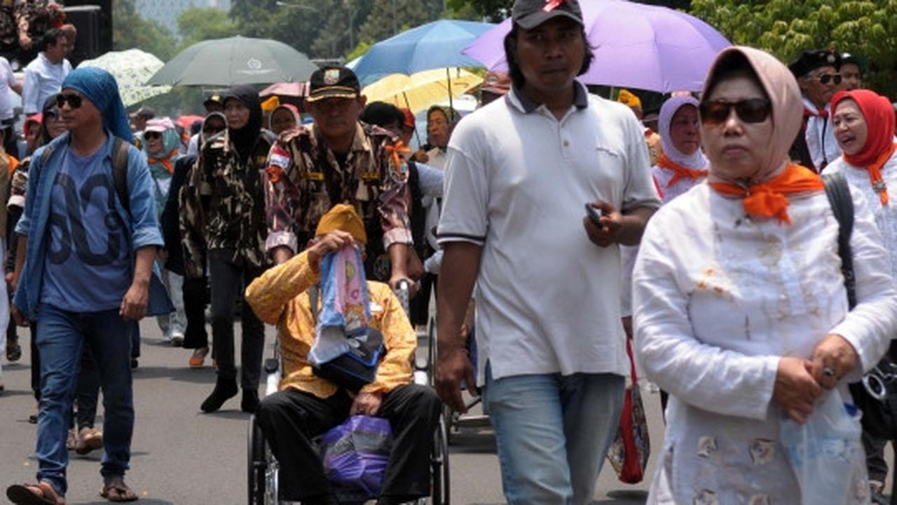 Pakai kursi roda, para veteran demo tolak RPP rumah negara