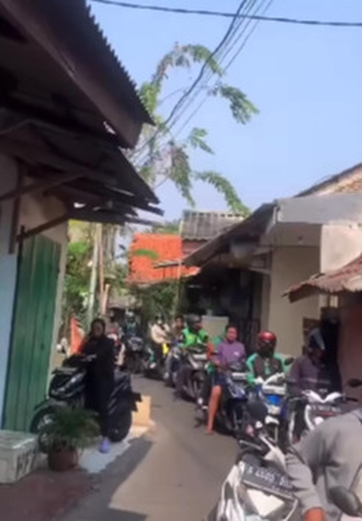Pemotor Terjebak Macet di Gang Sempit Gara-Gara Warga Betulin Atap Rumah