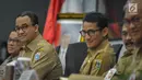 Gubernur dan Wakil Gubernur baru DKI, Anies Baswedan dan Sandiaga Uno bersiap menggelar rapat dengan jajaran pejabat Pemprov DKI Jakarta di Balai Kota, Selasa(17/10). Anies-Sandi tampak necis mengenakan pakaian dinas PNS. (Liputan6.com/Faizal Fanani)