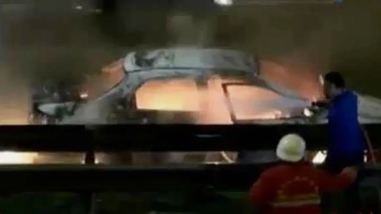 Sedan Terbakar