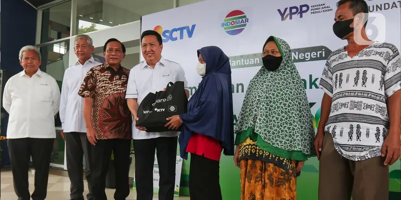 Rayakan HUT Ke-30, Adaro Bagikan Ribuan Paket Sembako ke Masyarakat Indonesia