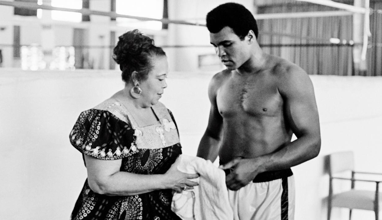 Muhammad Ali bersama ibunya, Odessa Grady Clay, saat berlatih jelang melawan George Foreman di Kinshasa, Zaire, dalam laga bertajuk Rumble in the Jungle. (27/10/1974). (AFP)