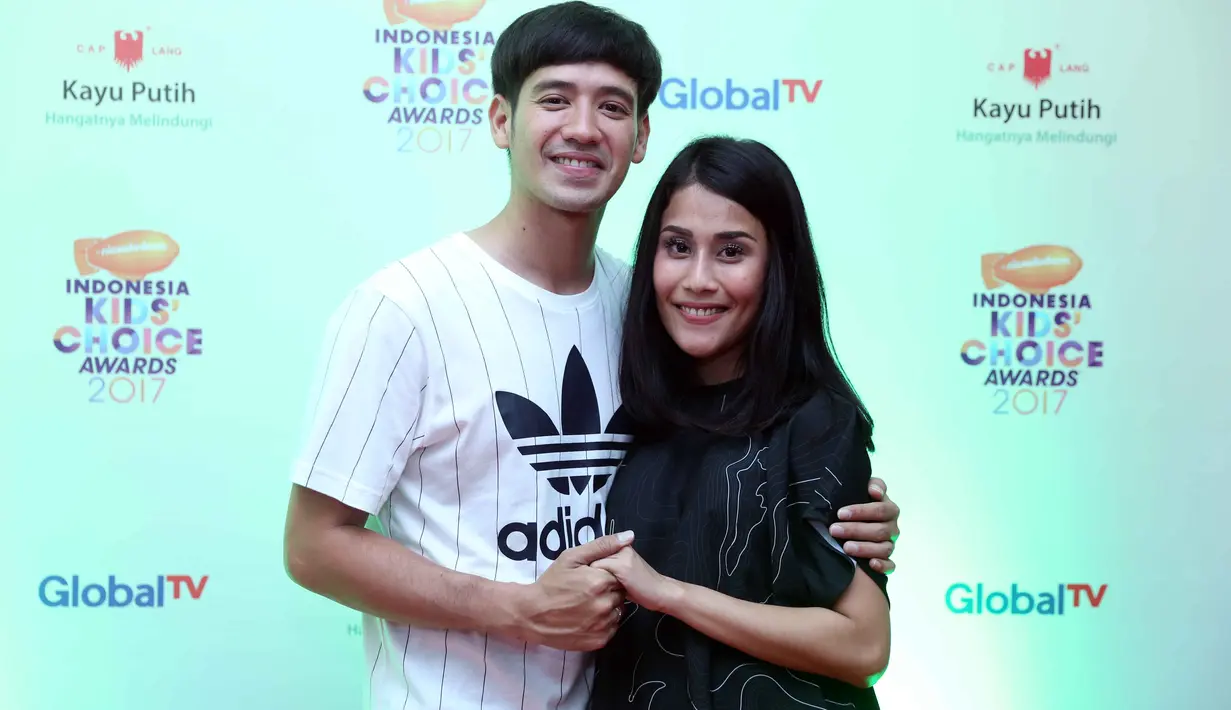Kebahagiaan Tarra Budiman bertambah. Setelah resmi menjadi suami dari Gya Sadiqah, ia merasa lebih bahagia lantaran ada yang mengurus. Bahagia lahir batin. Seperti diketahui, pasangan ini nikah pada 22 April 2017 silam. (Nurwahyunan/Bintang.com)