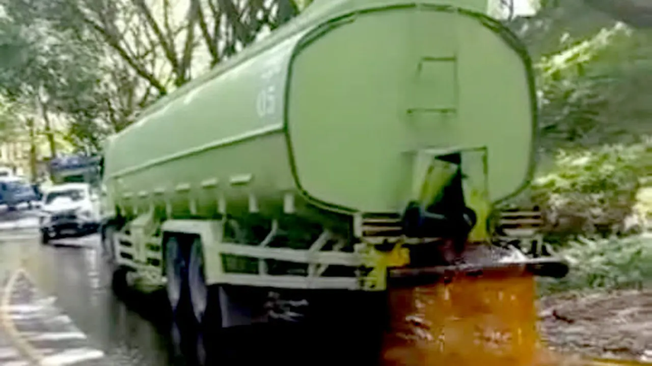 29 Ribuan Liter Minyak Kelapa Sawit Tumpah di Jalan Trans Sulawesi (Arfandi Ibrahim/Liputan6.com)