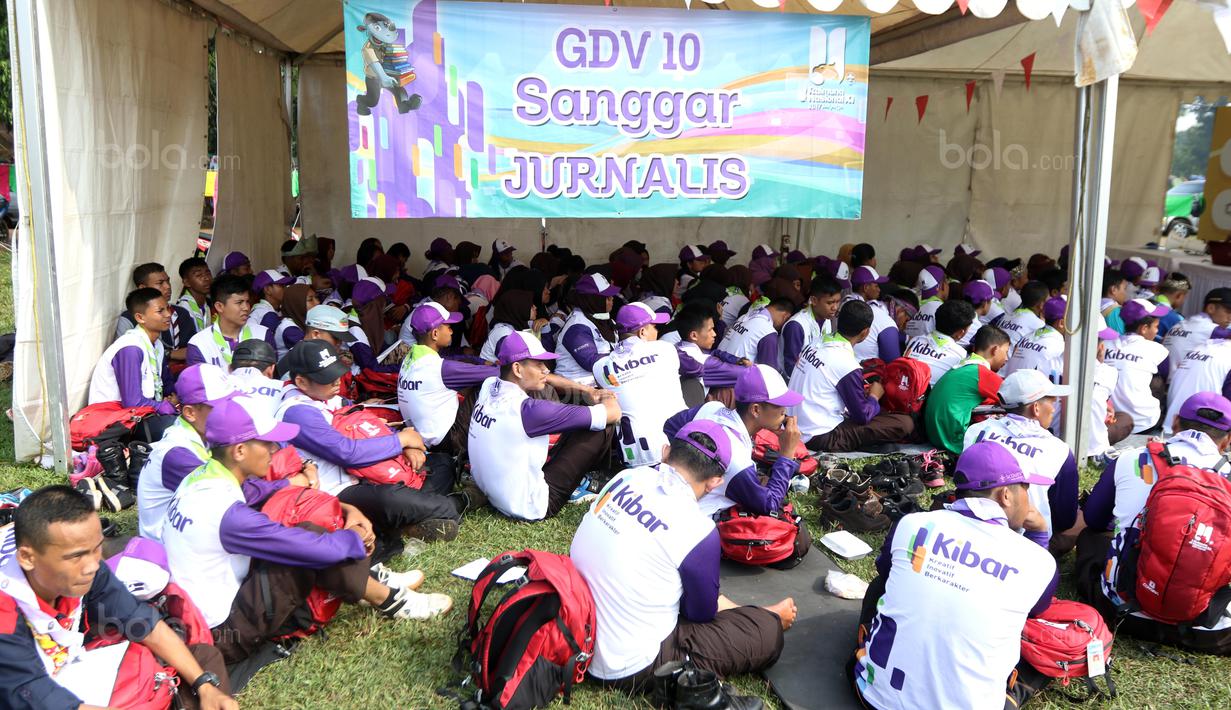 Suasana pada sanggar Jurnalistik yang penuh dengan peserta Raimuna Nasional XI di Bumi Perkemahan Cibubur, Selasa (15/8/2017). Kegiatan ini sebagai bentuk dari pembelajaran jurnalistik olahraga. (Bola.com/Nicklas Hanoatubun)