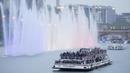 Ribuan atlet Olimpiade yang berparade menggunakan kapal di atas Sungai Seine dalam upacara pembukaan Olimpiade Paris 2024. (AP Photo/Matthias Schrader)