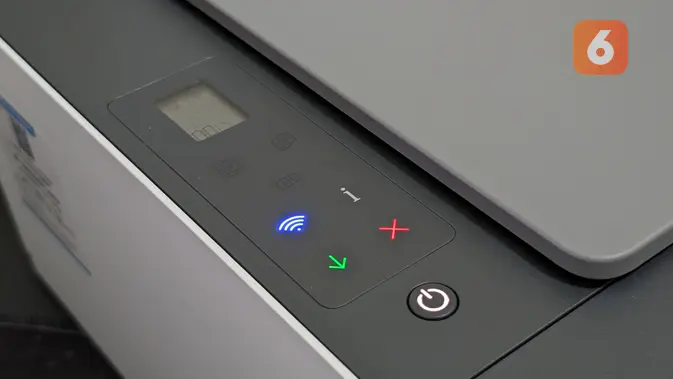 <p>HP menyediakan tombol intuitif untuk mengetahuk koneksi printer dengan jaringan Wi-Fi, tombol cetak warna atau hitam putih, informasi, melanjutkan proses cetak, dan kemampuan untuk mencetak ID/KTP. (Liputan6.com/ Yuslianson)</p>