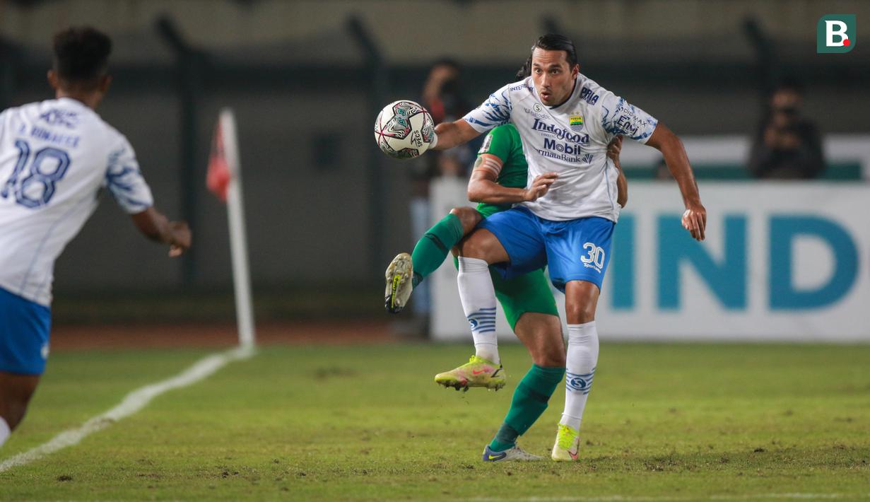 Ezra Walian dimainkan sebagai penyerang sejak babak pertama oleh pelatih Robert Alberts menggantikan peran Ciro Alves yang sedang cedera. (Bola.com/Bagaskara Lazuardi)