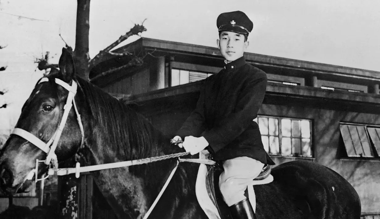 Putra Mahkota Akihito berpose menunggang kuda di lokasi yang tidak diketahui pada tahun 50-an. Akihito secara sukarela mengundurkan dari sebagai Kaisar Jepang karena masalah kesehatan. (AFP)