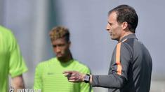 Allegri memimpin rapat sebelum sesi latihan Juventus dimulai (Juventus.com)