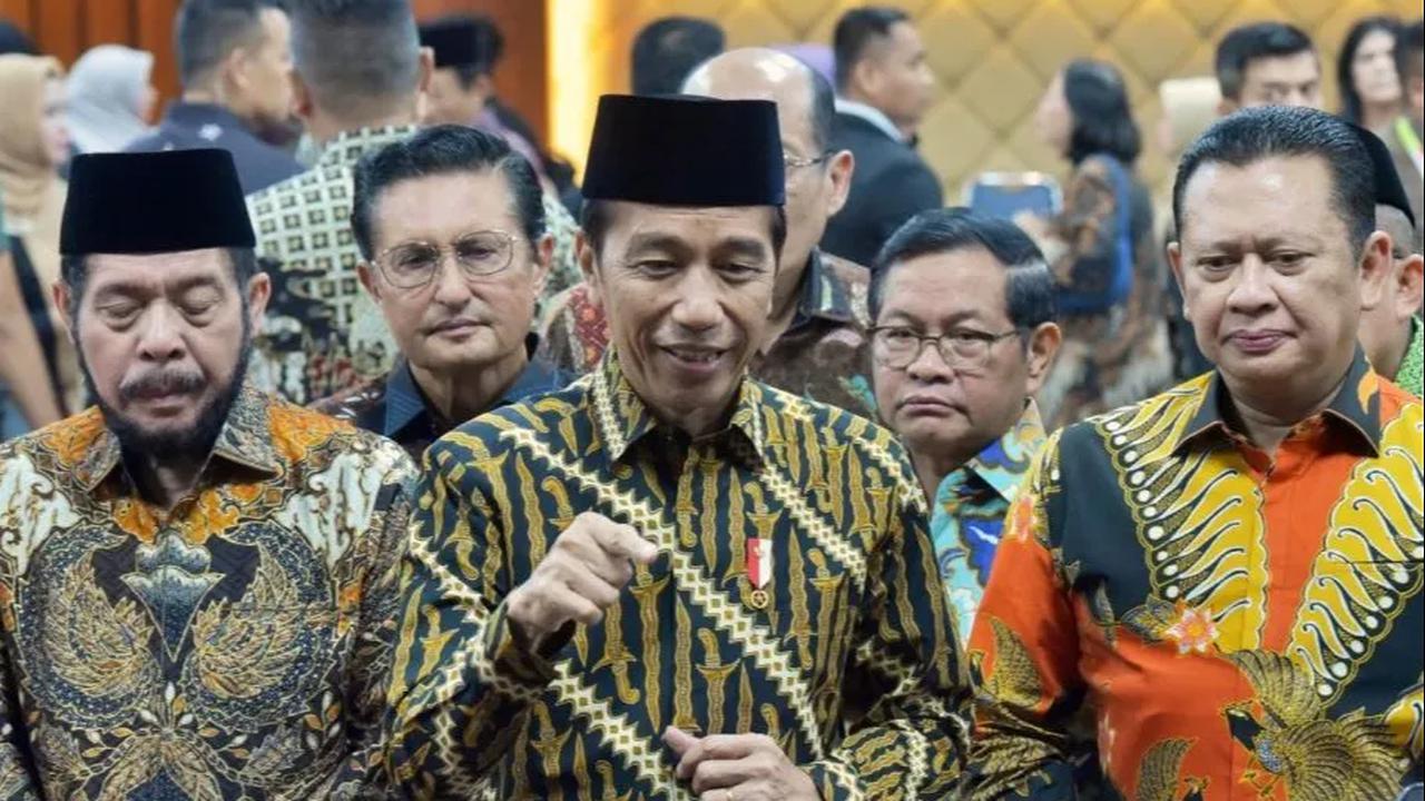 Jokowi meyakini, keputusan Bey membatalkan acara Anies di GIM ada alasannya. Sebagai informasi, selain Pj Gubernur Jawa Barat, Bey kini menjabat Kepala Biro Pers, Media dan Informasi Sekretariat Presiden.<br>