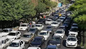 Macet, antrean kendaraan mencoba keluar dari Ibu Kota Iran, Teheran pada Senin (16/6/2025) akibat gempuran Israel sejak Jumat (13/5/2025). (AFP)