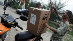Petugas Panitia Pemungutan Suara (PPS) mendistribusikan logistik Pemilu Kepala Daerah Tangerang Selatan di Kelurahan Kebon Kacang Timur, Tangsel, Selasa (8/12). Pemungutan suara Pilkada Tangsel akan digelar melalui 2.245 TPS. (Liputan6.com/Helmi Afandi)