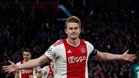 Bek Ajax Amsterdam, Matthijs de Ligt, merupakan satu di antara pemain yang diburu sejumlah klub-klub besar Eropa pada musim panas tahun ini. (AFP/Adrian Dennis)