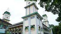 Setelah ditutup tahun lalu akibat tingginya kasus Covid-19, Masjid Agung Garut, Jawa Barat siap menyambut kedatangan bulan suci Ramadan 1443 H tahun ini. Seluruh jamaah wajib mematuhi protokol kesehatan (Prokes). (Liputan6.com/Jayadi Supriadin)