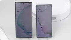 Penampakan Samsung Galaxy Note 10 (kanan) dan Samsung Galaxy Note 10 Plus (kiri) saat diperkenalkan di Barclays Center, Brooklyn, New York, Amerika Serikat, Rabu (7/8/2019). Samsung akhirnya memperkenalkan generasi terbaru Galaxy Note 10 dan Galaxy Note 10 Plus. (Liputan6.com/Istiarto Sigit Nugroho)