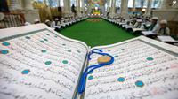Suasana saat anak-anak di Irak membaca Alquran berjemaah selama bulan Ramadan di Masjid Imam Ali Ibn Abi Tholib di Najaf, Irak (2/6). Mereka mengkhatamkan Alquran selama bulan Ramadan. (AFP/Haidar Hamdani)