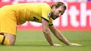 Striker Tottenham Hotspur, Harry Kane, tampak kecewa usai gagal menaklukkan Newcastle United pada laga Liga Inggris di Stadion St. James' Park, Sabtu (4/4/2021). Kedua tim bermain imbang 2-2. (Peter Powell/Pool via AP)