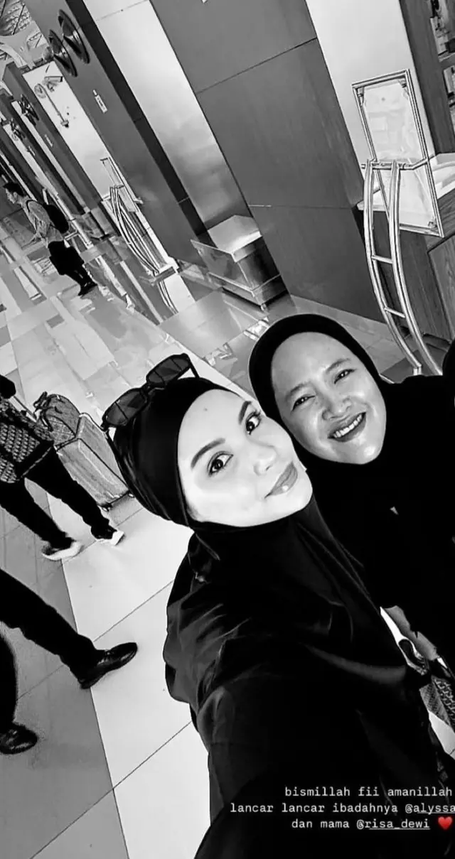 7 Potret Alyssa Daguise umrah bareng ibunda, tepis kabar beda keyakinan dengan Al Ghazali