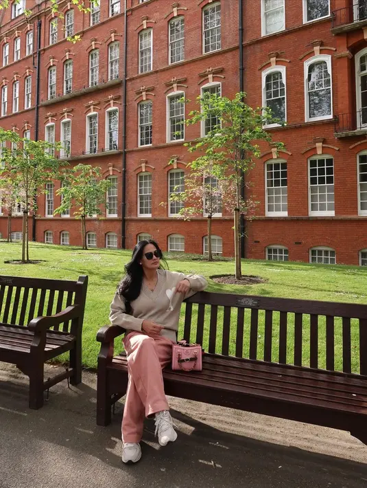 Aura supermodel saat berfoto di London sangat terpancar. [instagram/donnharun]