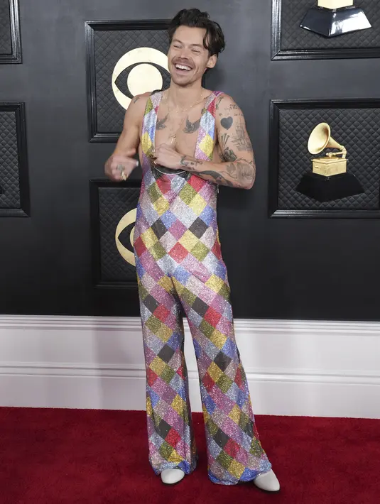 Musisi Harry Styles berpose di red carpet saat tiba untuk ajang Grammy Awards 2023 di Crypto.com Arena, Los Angeles, AS, Minggu Malam (6/2/2023) waktu setempat. Dilansir dari People, penampilan Harry di Grammy Awards ini mengingatkan kepada jumpsuit yang ia kenakan di Coachella tahun lalu, dan juga video musik As It Was. (Photo by Jordan Strauss/Invision/AP)