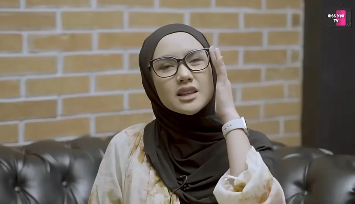 Setelah menikah, Cita Rahayu juga jarang terlihat di layar kaca. Menjadi bintang tamu ini di kanal Youtube Ayu Ting Ting ini untuk pertama kalinya muncul setelah menikah pada tahun 2022 lalu. [Youtube/Qiss You TV]