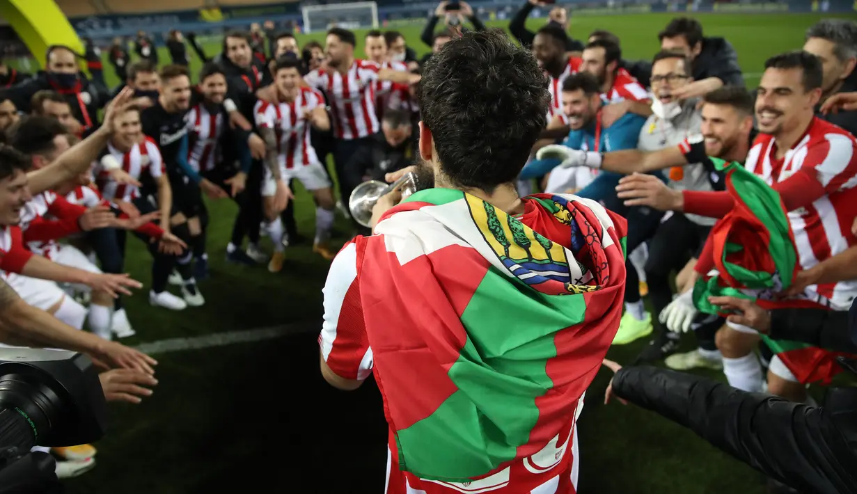 Para pemain Athletic Bilbao berselebrasi saat merayakan kemenangan trofi Piala Super Spanyol usai mengalahkan Barcelona di stadion La Cartuja di Seville, Senin (18/1/2021). (AFP/RFEF/Pablo Garcia)