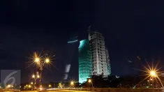 Suasana pembongkaran gedung tua milik Bank Panin di Bintaro Sektor 7, Pondok Aren, Tangerang Selatan, Jumat (14/10). Pembongkaran tersebut menggunakan teknik pembebanan yang akan ditimpakan dari bagian atas gedung. (Liputan6.com/Helmi Afandi)