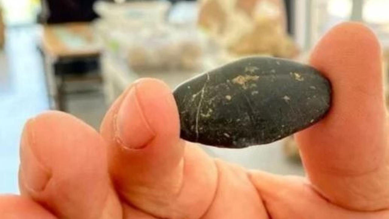 Batu ini memiliki bentuk segiempat dan menarik karena bahan dasarnya yaitu hematit hitam, yang telah didata hingga usianya mencapai 8 ribu tahun.