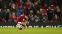 Bruno Fernandes dari Manchester United sedih usai pertandingan sepak bola grup A Liga Champions antara Manchester United dan Bayern Munich di stadion Old Trafford di Manchester, Inggris, Selasa, 12 Desember 2023. Bayern menang 1-0. (Foto AP/Dave Thompson)